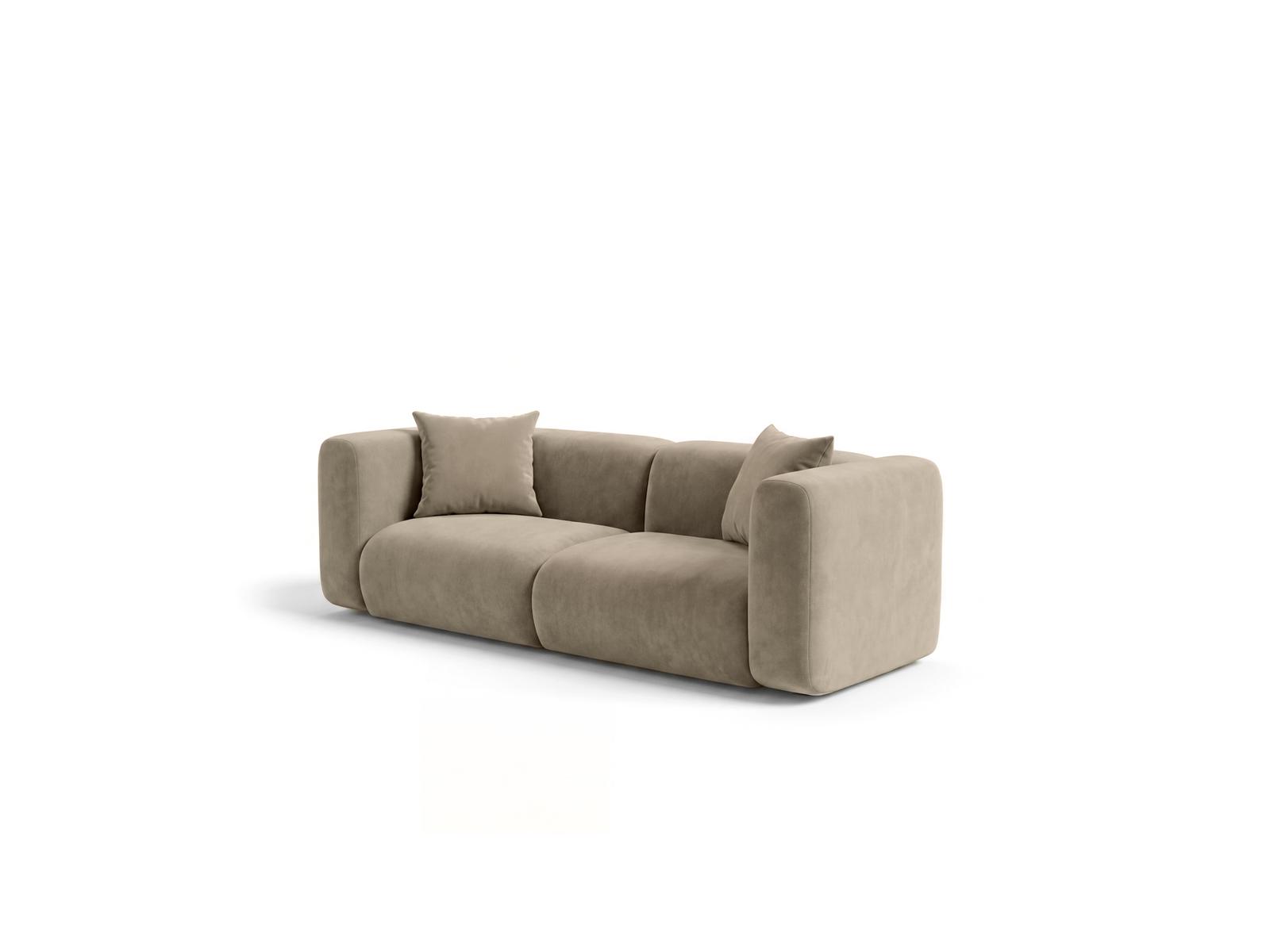 Przytulna sofa 2-osobowa SORISSO w odcieniu ciepłego beżu z głębokim, komfortowym siedziskiem premium.