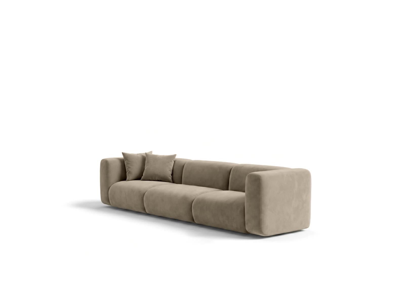 Przytulna sofa 3-osobowa SORISSO w odcieniu ciepłego beżu z głębokim, komfortowym siedziskiem.